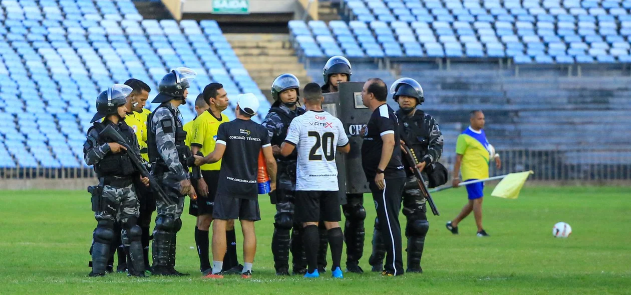 Toninho Pesso reclama com a arbitragem ao final da partida