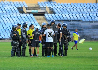 Toninho Pesso reclama com a arbitragem ao final da partida