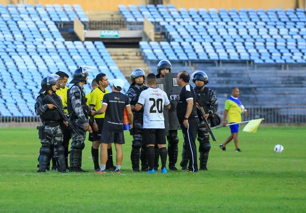 Toninho Pesso reclama com a arbitragem ao final da partida