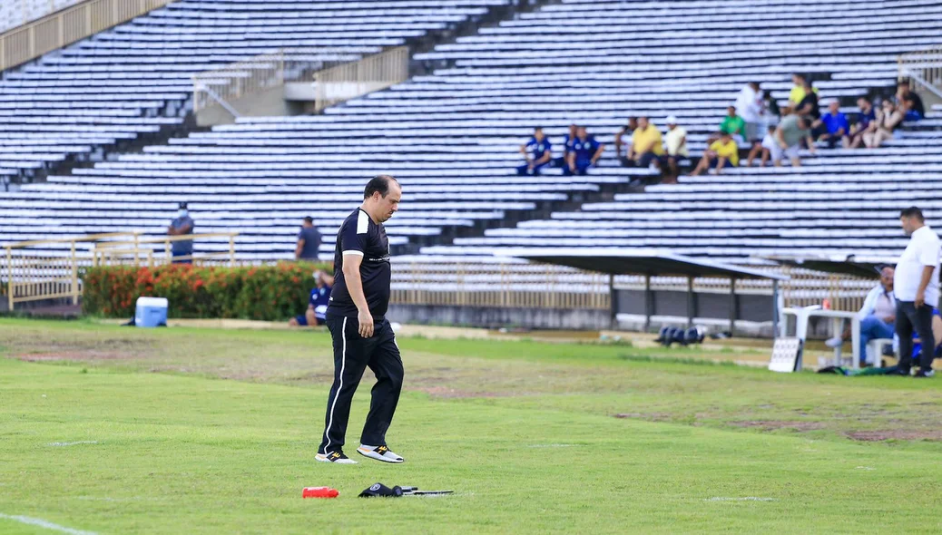 Toninho Pesso, técnico do Corisabbá, lamenta gol sofrido