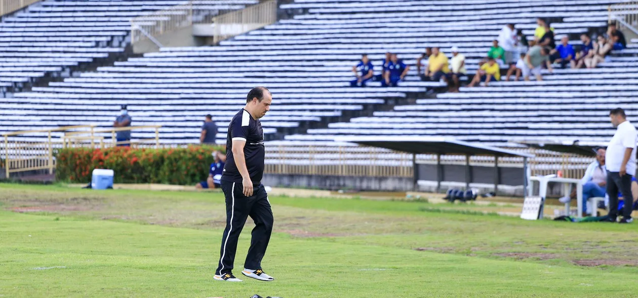 Toninho Pesso, técnico do Corisabbá, lamenta gol sofrido