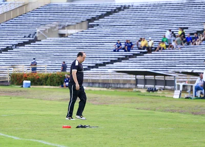 Toninho Pesso, técnico do Corisabbá, lamenta gol sofrido