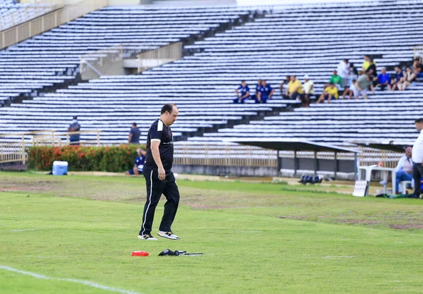 Toninho Pesso, técnico do Corisabbá, lamenta gol sofrido