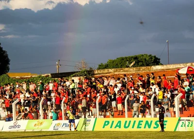 Torcedores do 4 de Julho comparecem a Arena Ytacoatiara
