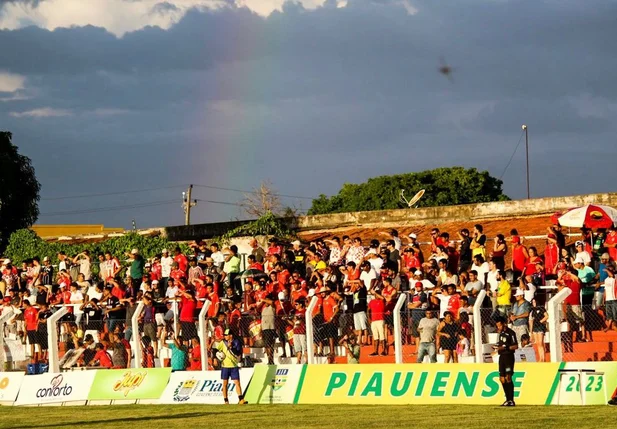 Torcedores do 4 de Julho comparecem a Arena Ytacoatiara