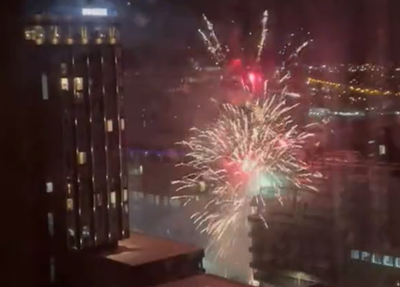 Torcedores do Liverpool soltam fogos de artifícios no hotel onde o Real Madrid está hospedado