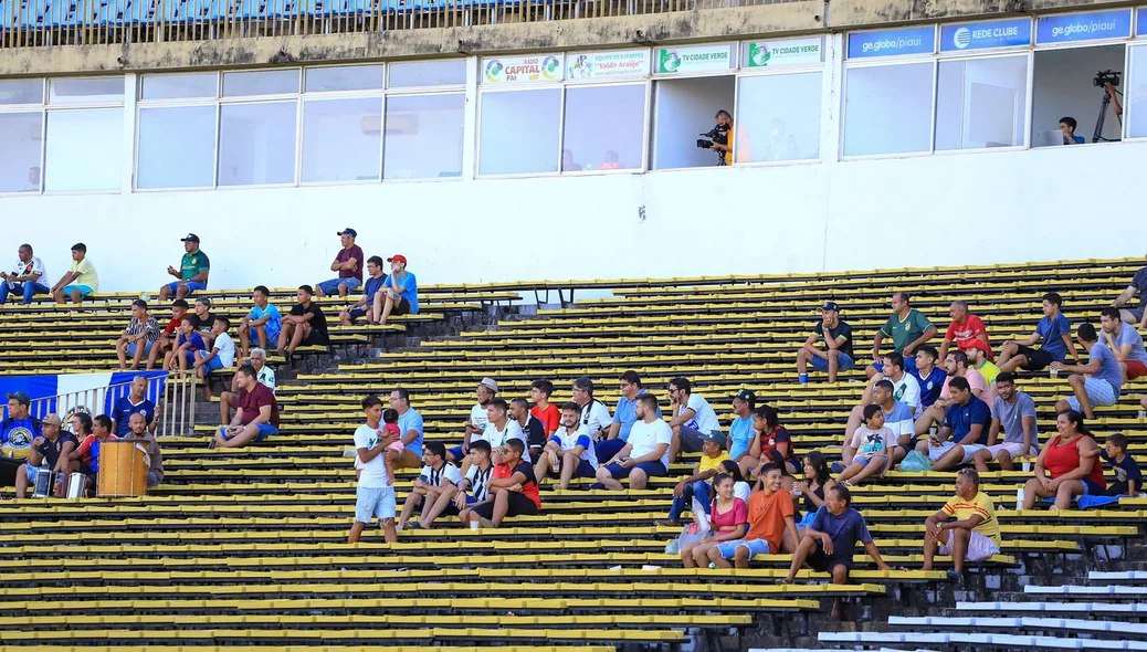 Torcedores foram até o Albertão assistir a partida