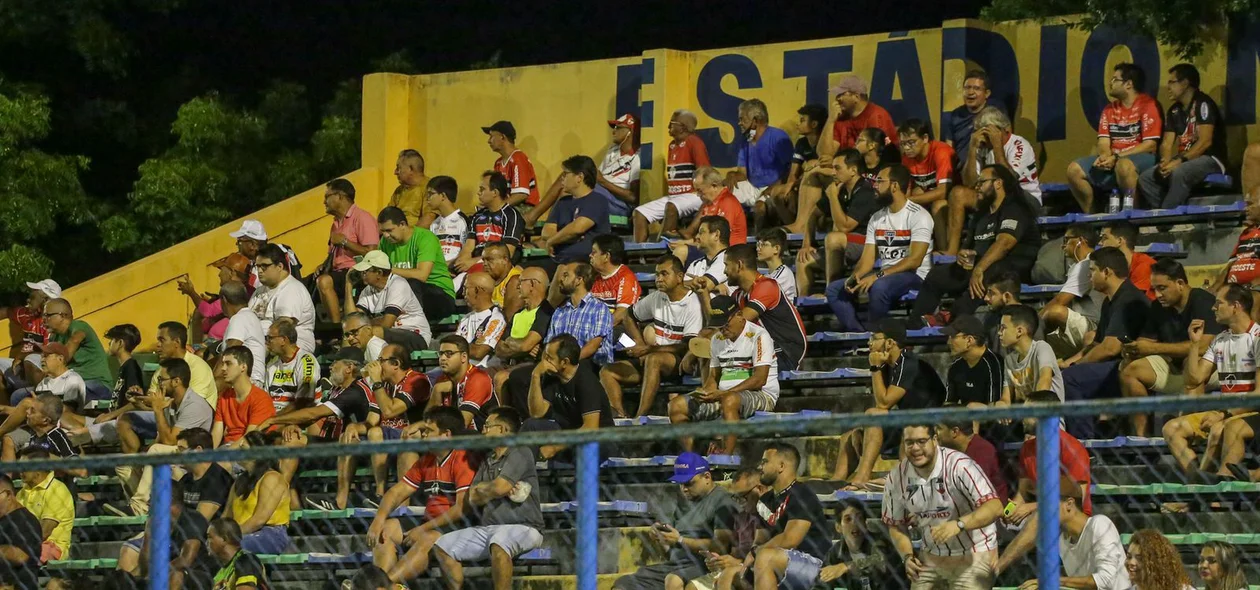 Torcida presente no Lindolfo Monteiro na partida entre Altos e River