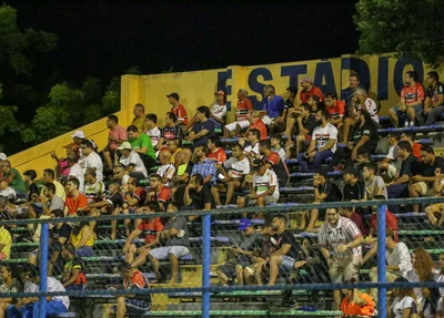 Torcida presente no Lindolfo Monteiro na partida entre Altos e River