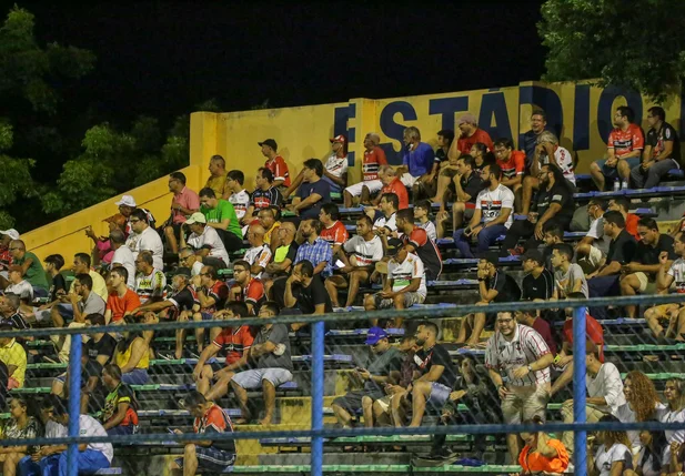 Torcida presente no Lindolfo Monteiro na partida entre Altos e River