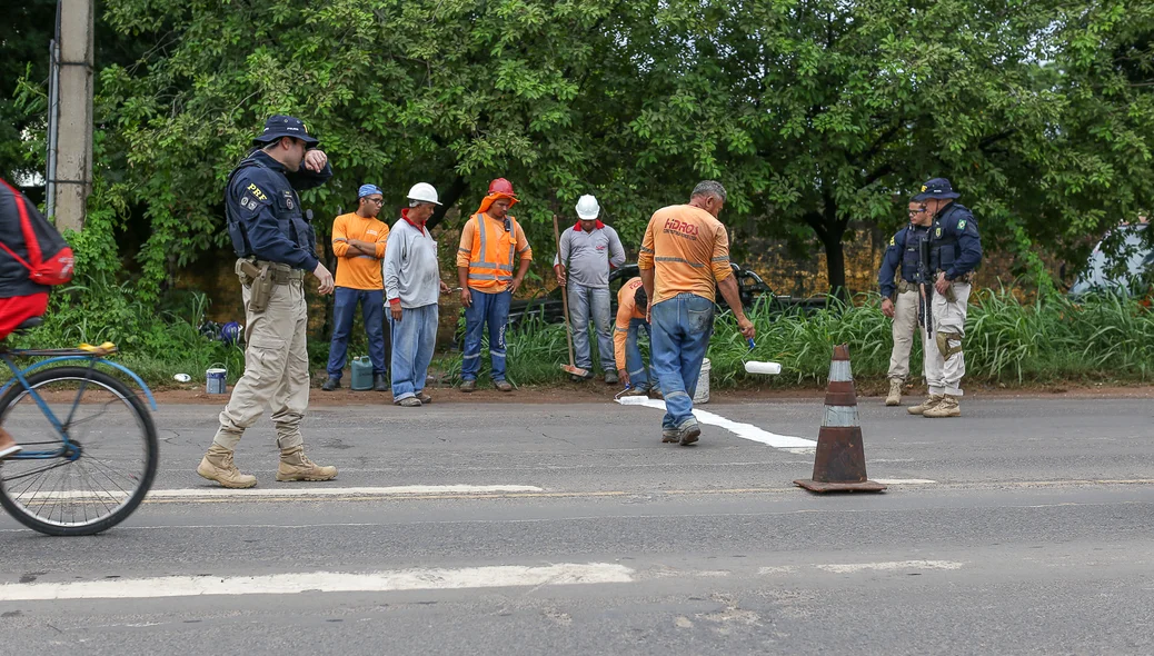 Trabalhadores fazem faixa de pedestre
