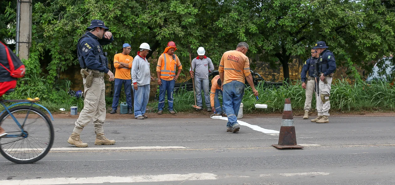 Trabalhadores fazem faixa de pedestre