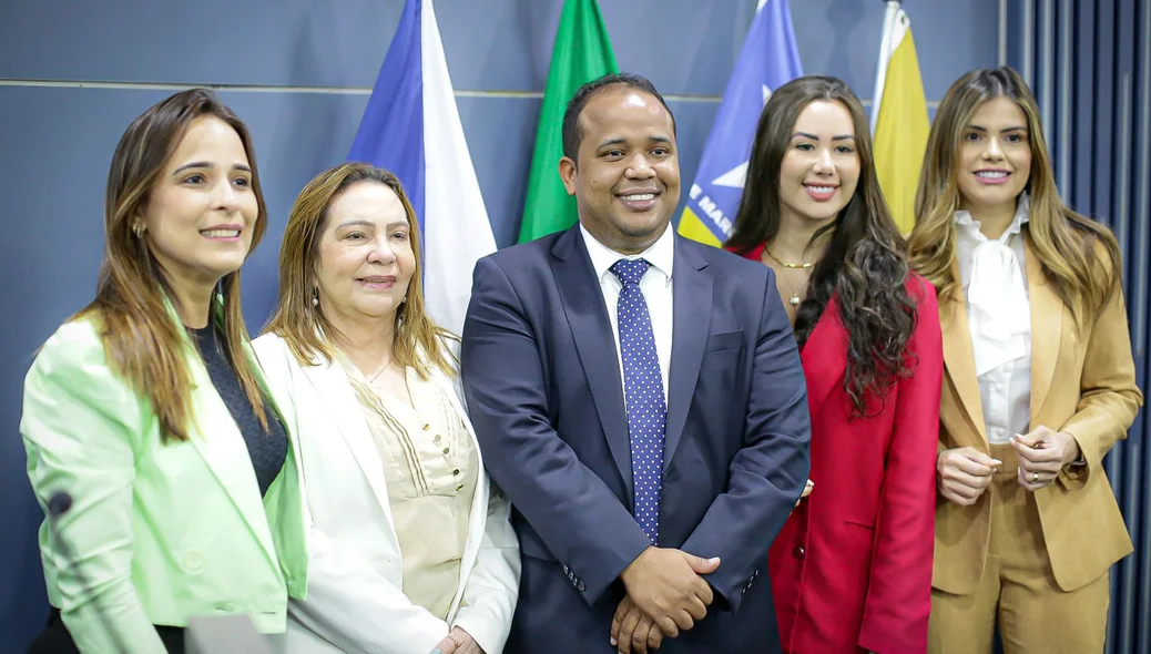 Vereador Enzo Samuel ao lados das vereadores Elzuíla Calisto, Teresinha Medeiros, Fernanda Gomes e Pollyanna Rocha