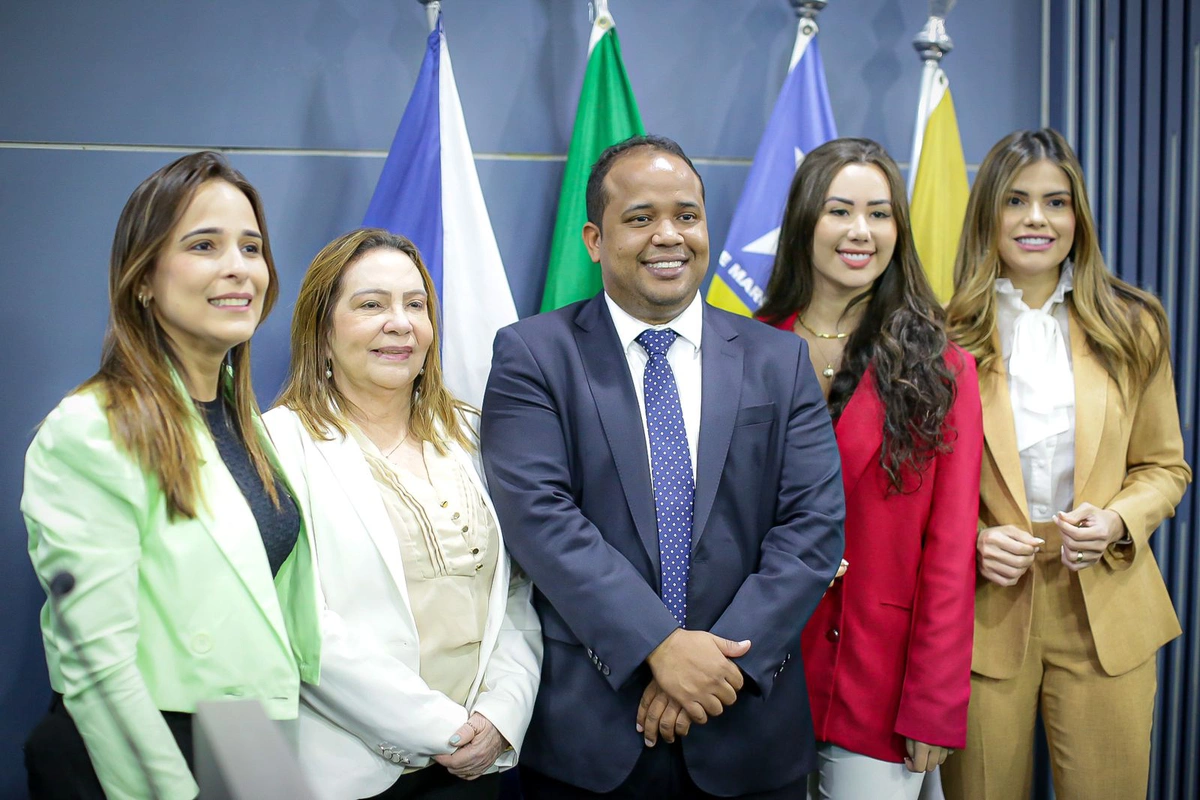Vereador Enzo Samuel ao lados das vereadores Elzuíla Calisto, Teresinha Medeiros, Fernanda Gomes e Pollyanna Rocha