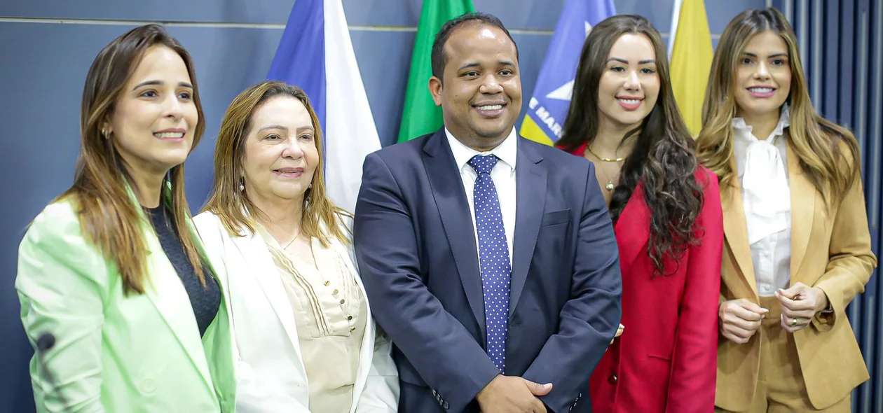 Vereador Enzo Samuel ao lados das vereadores Elzuíla Calisto, Teresinha Medeiros, Fernanda Gomes e Pollyanna Rocha