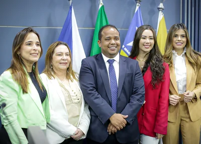 Vereador Enzo Samuel ao lados das vereadores Elzuíla Calisto, Teresinha Medeiros, Fernanda Gomes e Pollyanna Rocha