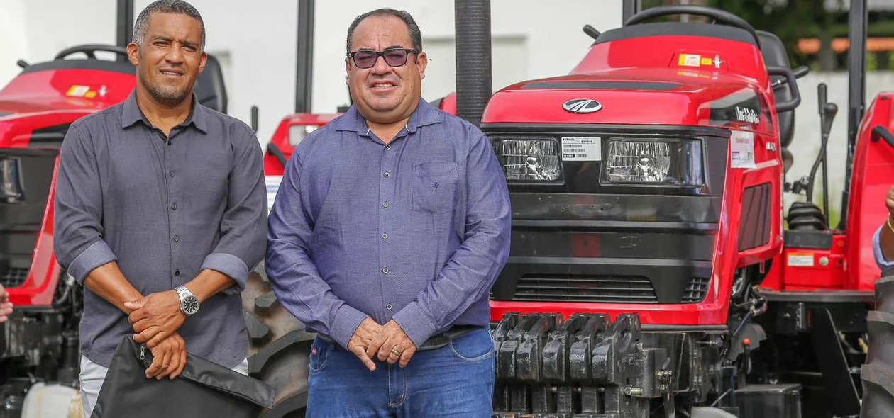 Vereador Ubiratan e prefeito de Gilbués foram contemplados com um trator