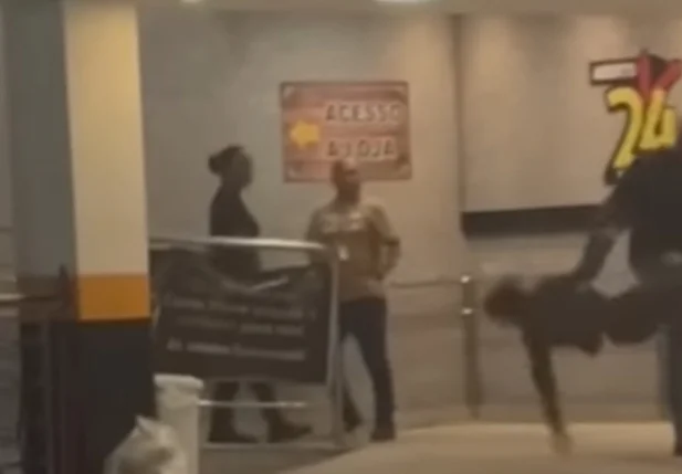 Vítima levou rasteira de um dos seguranças e bateu a cabeça no chão