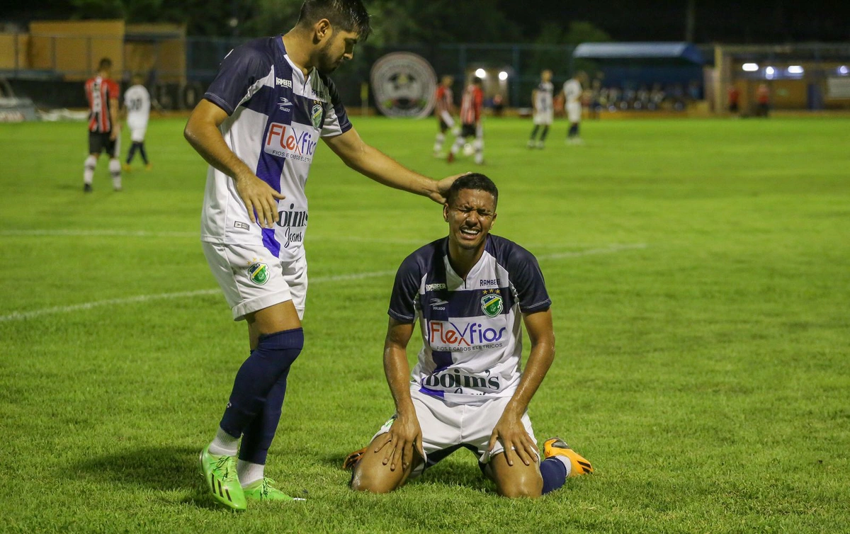 Volante Diney do Altos, se emociona a marcar contra o River