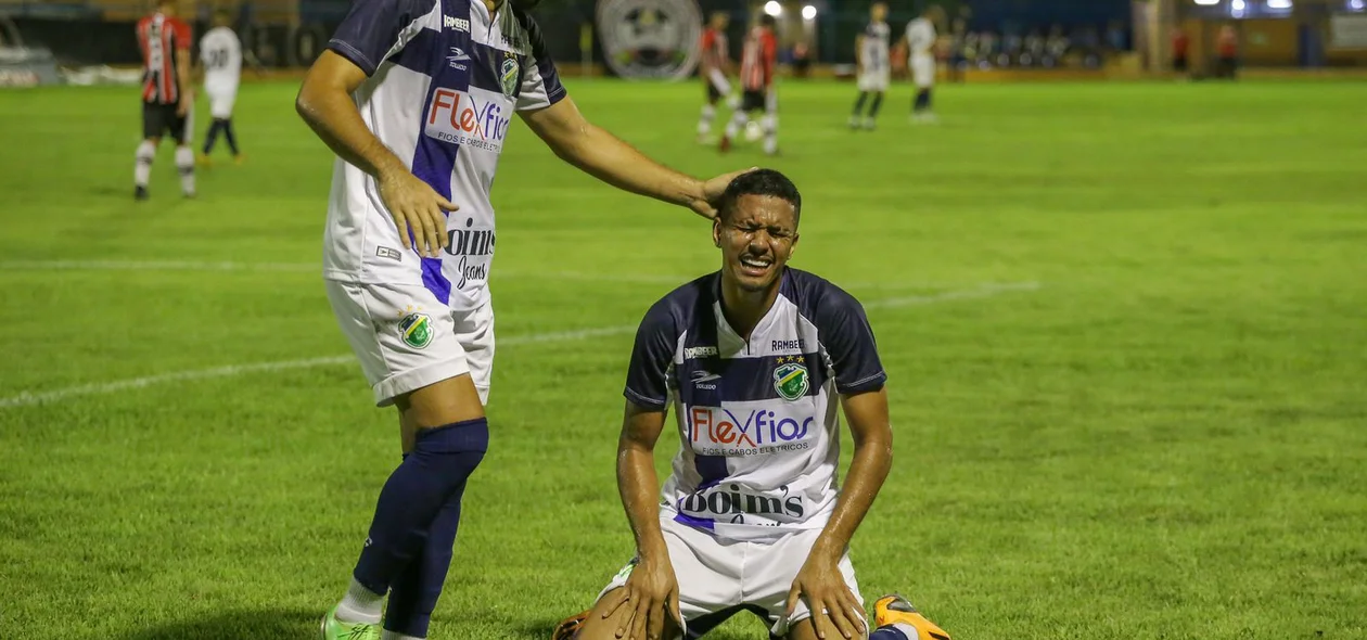 Volante Diney do Altos, se emociona a marcar contra o River