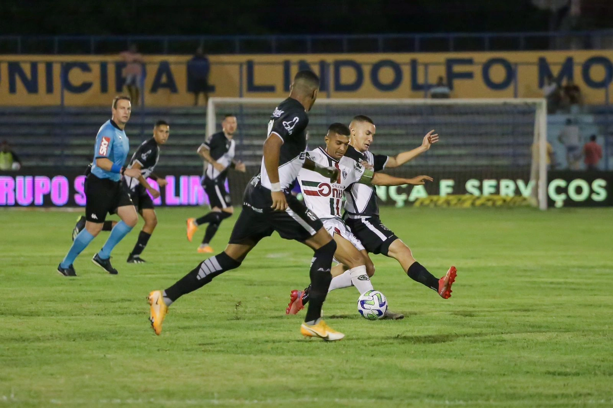 volante Pio, do Fluminense-PI tentando o passe