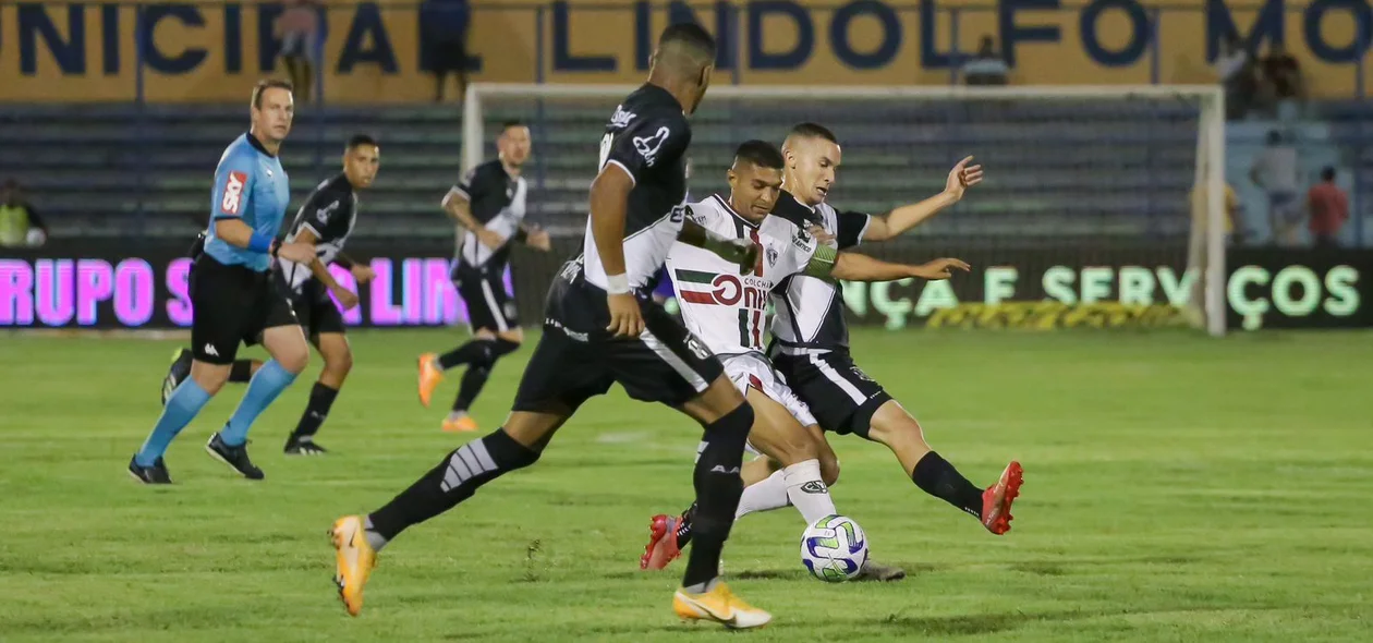 volante Pio, do Fluminense-PI tentando o passe