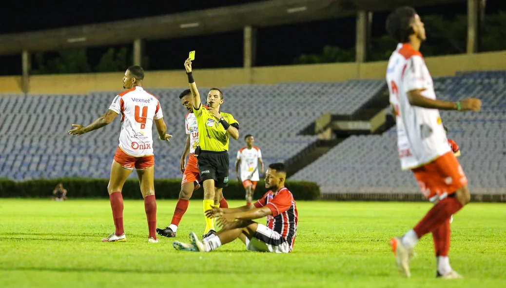 Wallace do 4 de Julho recebendo cartão amarelo