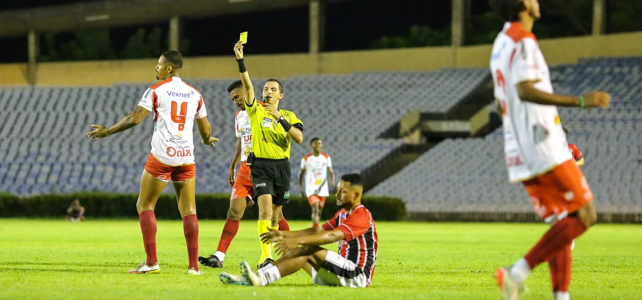 Wallace do 4 de Julho recebendo cartão amarelo