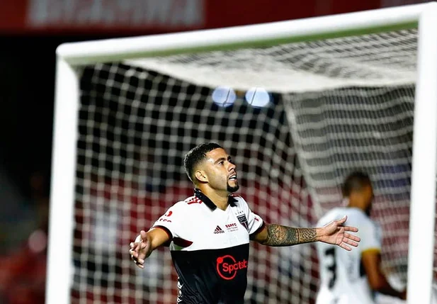 Wellington Rato comemorando gol sobre a Inter de Limeira