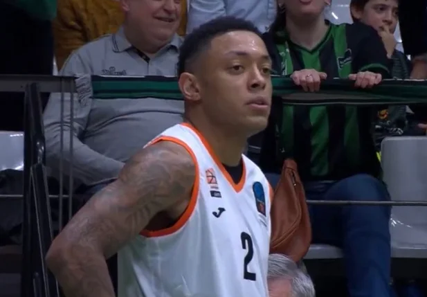 Yago Mateus. jogador brasileiro de basquete