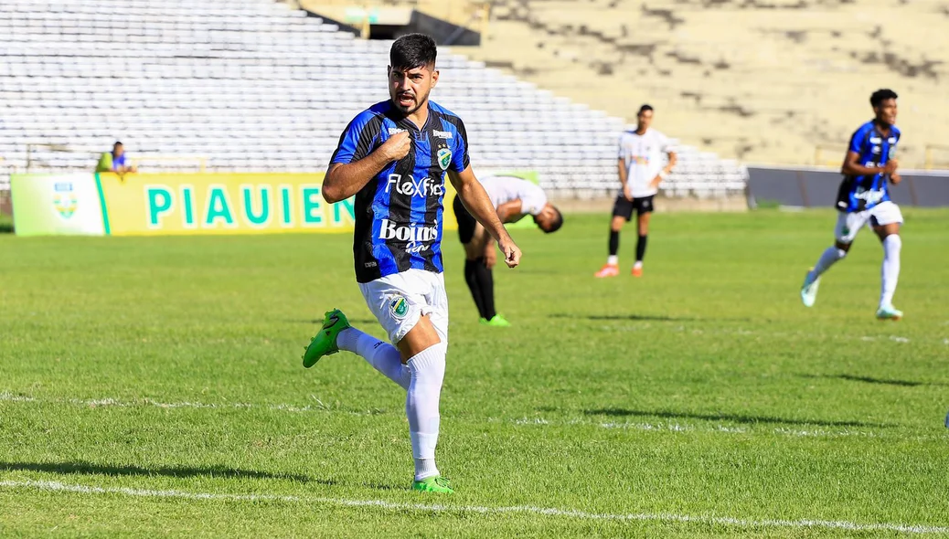 Yan Phillipe comemora gol marcado