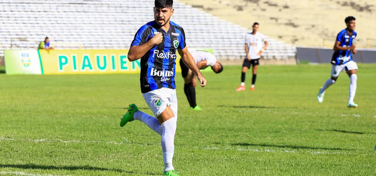 Yan Phillipe comemora gol marcado