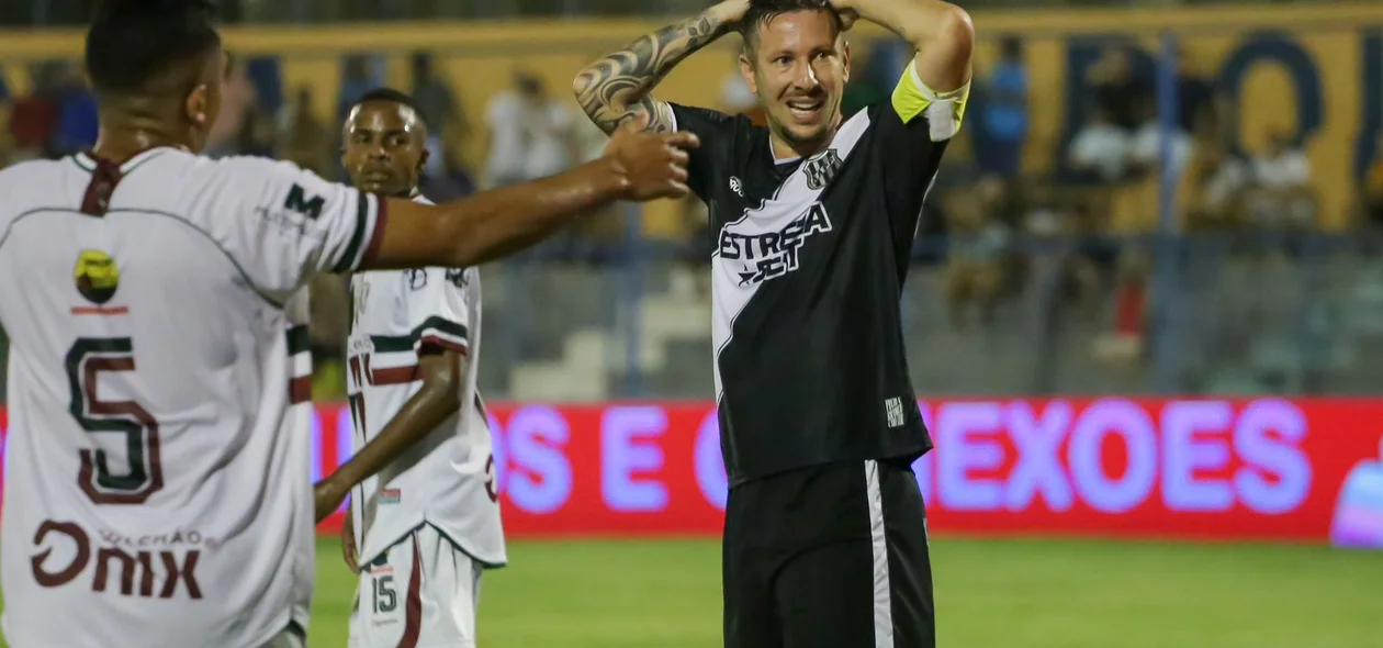 Zagueiro Fábio Sanches, da Ponte Preta, lamentando chance perdida