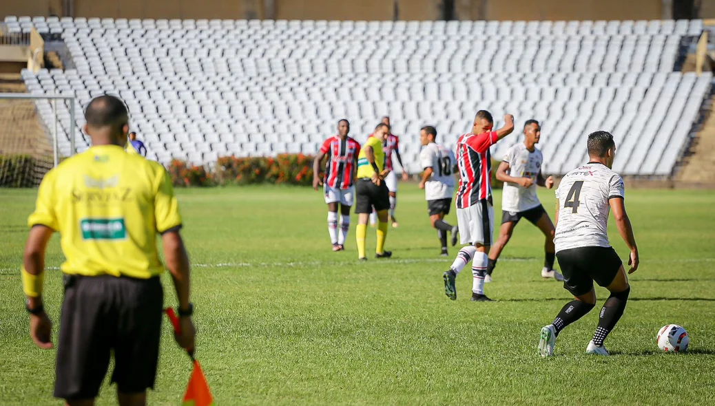 Zagueiro Wellerson com a posse de bola