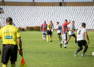 Zagueiro Wellerson com a posse de bola