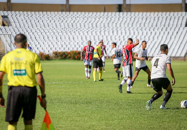 Zagueiro Wellerson com a posse de bola