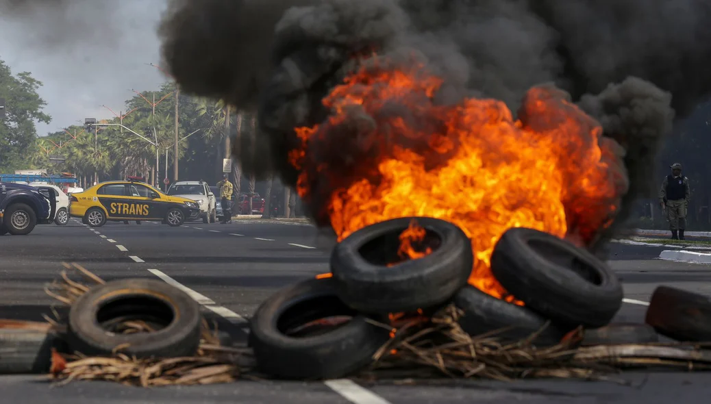 A Avenida foi interditada e a Strans controlou o trânsito