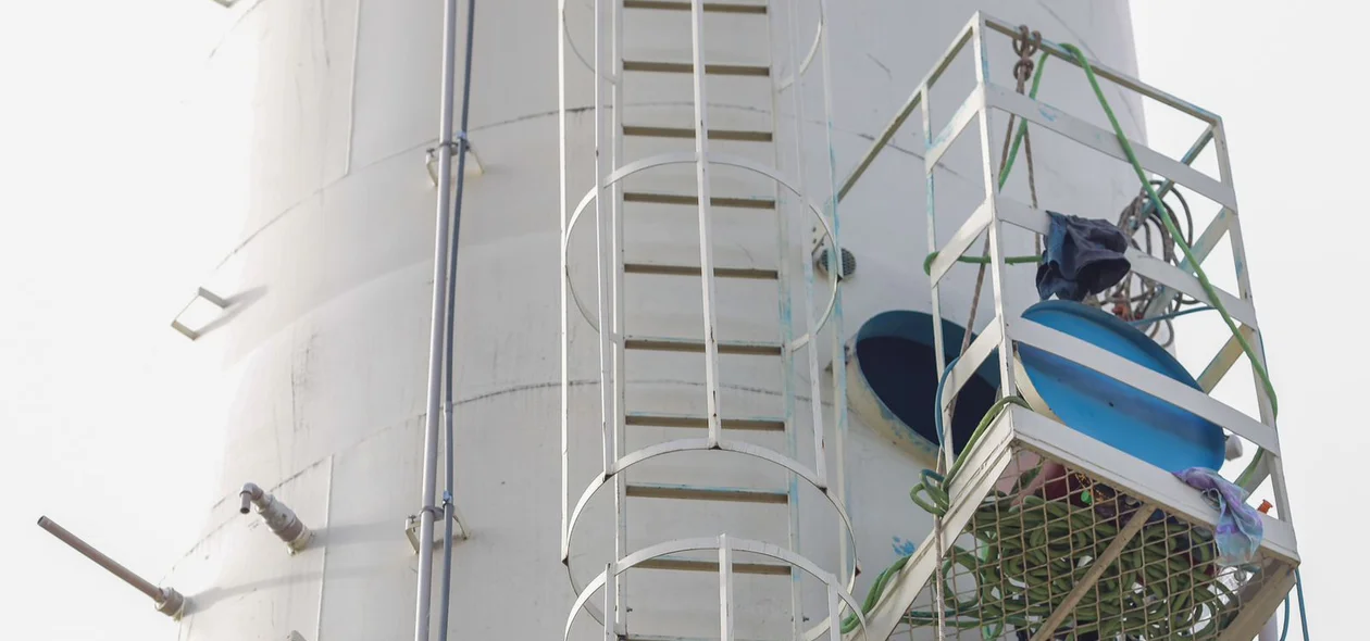 A vítima estava tentando sair da caixa d'água e caiu