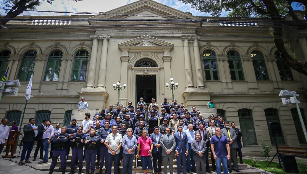 Agentes da GCM durante solenidade de entrega