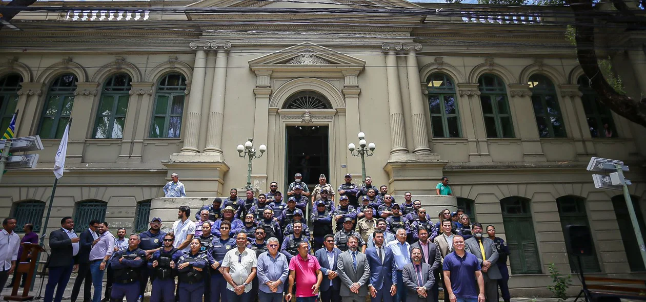 Agentes da GCM durante solenidade de entrega