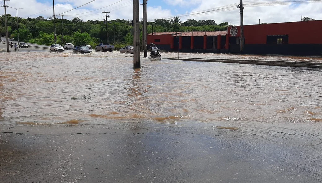 Alagamento na Avenida Joaquim Nelson