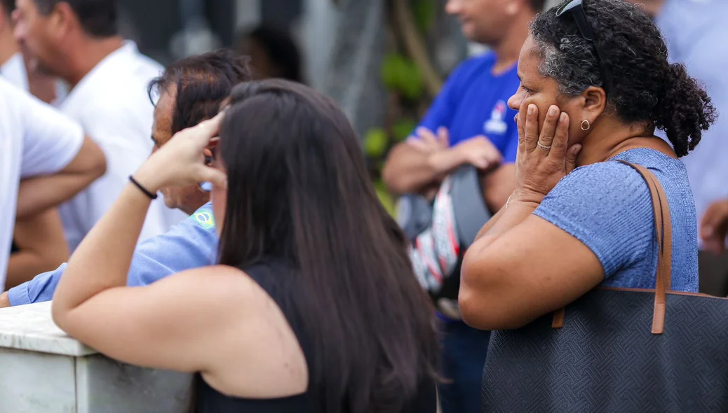 Amigos e familiares no sepultamento
