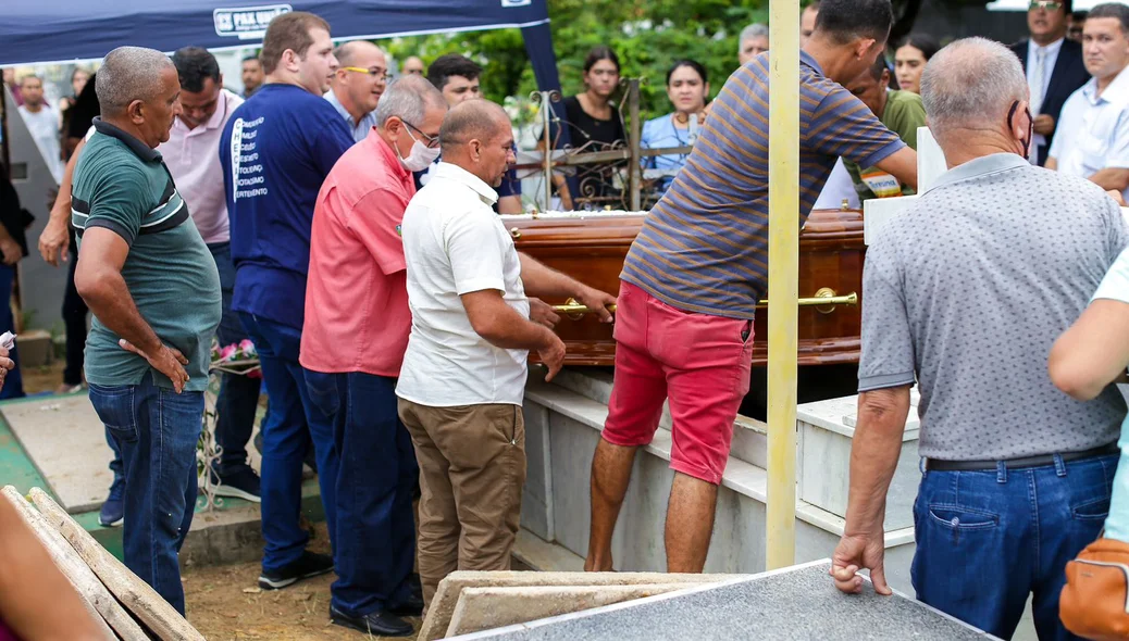 Amigos e familiares se despedindo