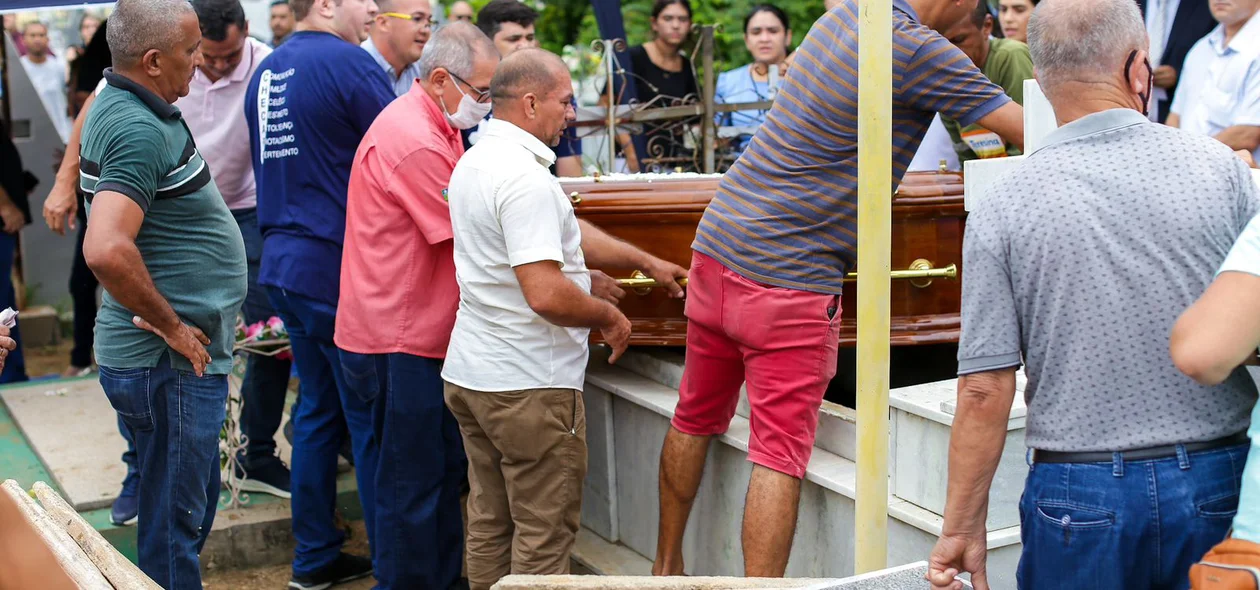 Amigos e familiares se despedindo