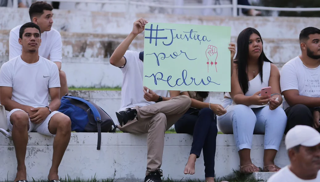 Amigos levaram cartazes para a vigília