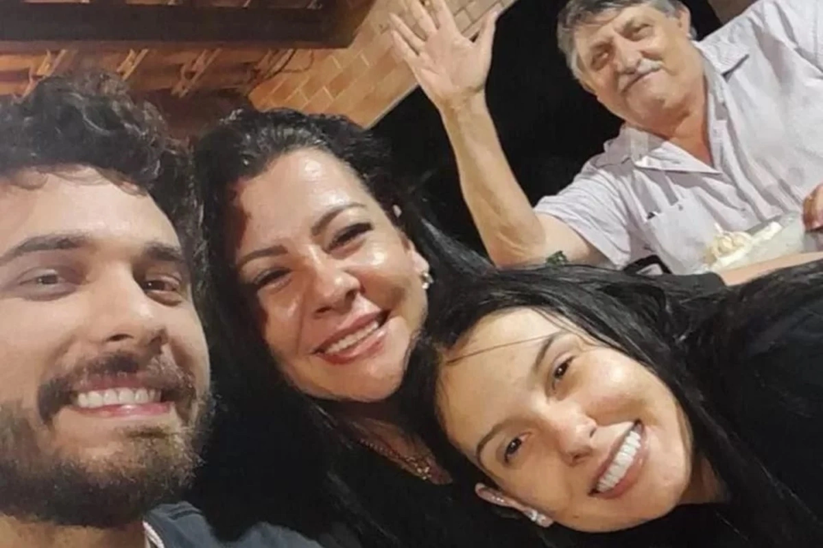 Ana Castela e Gustavo Mioto ao lado da família da cantora