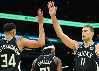 Antetokounmpo, Brook Lopez e Jrue Holiday comemoram vitória e classificação