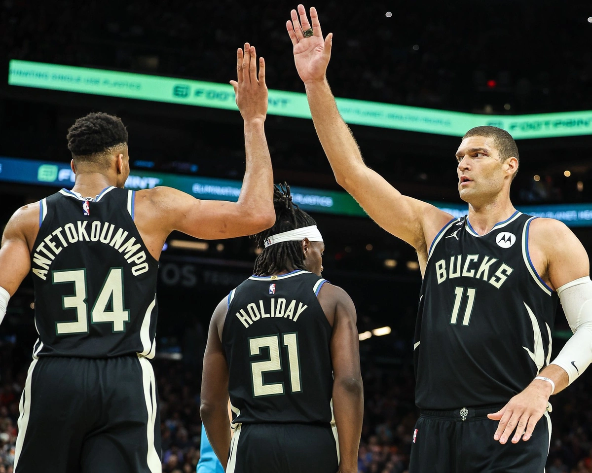 Antetokounmpo, Brook Lopez e Jrue Holiday comemoram vitória e classificação