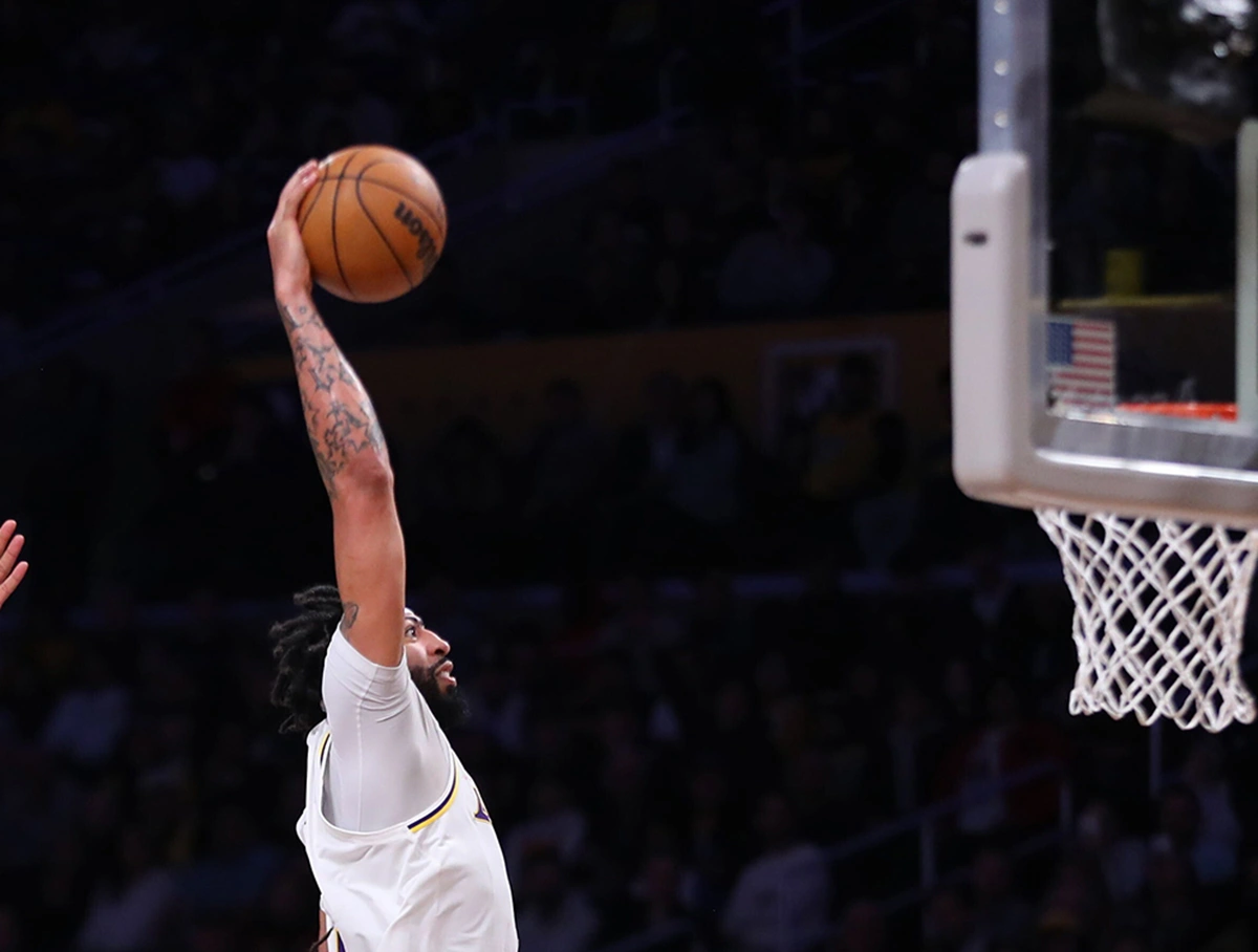 Anthony Davis realizando enterrada contra o Magic