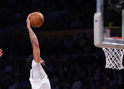 Anthony Davis realizando enterrada contra o Magic